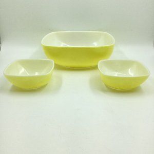 VTG (1) Yellow Pyrex 525B-025 2-1/2 Qt Square Hostess Serving Bowl, (2) 410 12oz